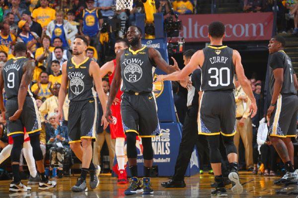 为什么棒球运动员在接捕关键球后会兴奋地跳起来或怒吼