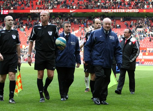 男子健身房举哑铃，哑铃片松动直接砸到脸上