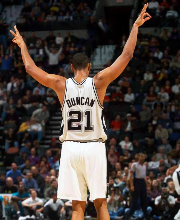 恩昆库加盟米兰后表现未达预期，面临舆论争议，需时间适应球队战术体系。